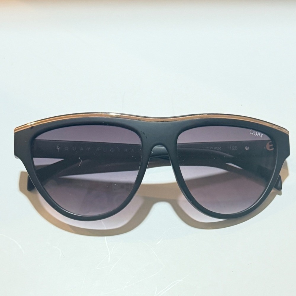 Quay Australia Sunglasses Flight Risk Black Gold Oversized Aviator Baddie